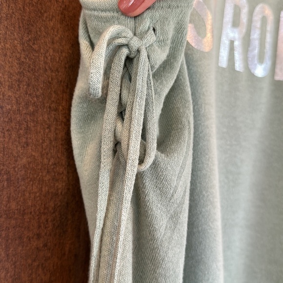 New York & Company Open shoulder Top Size M - Picture 3 of 7